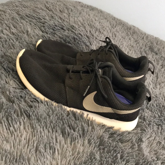 roshe run black grey